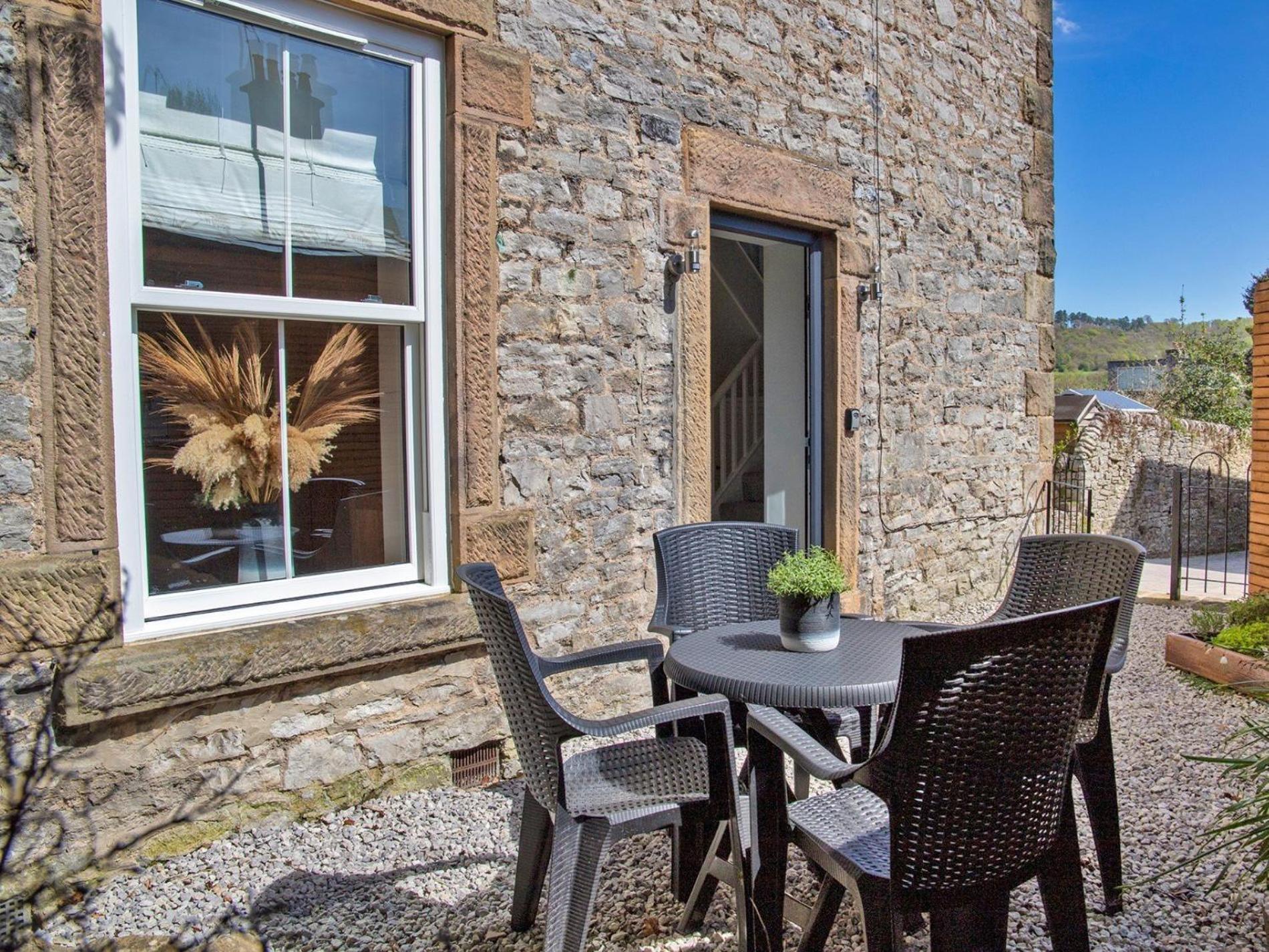 2 Bed In 90406 Bakewell