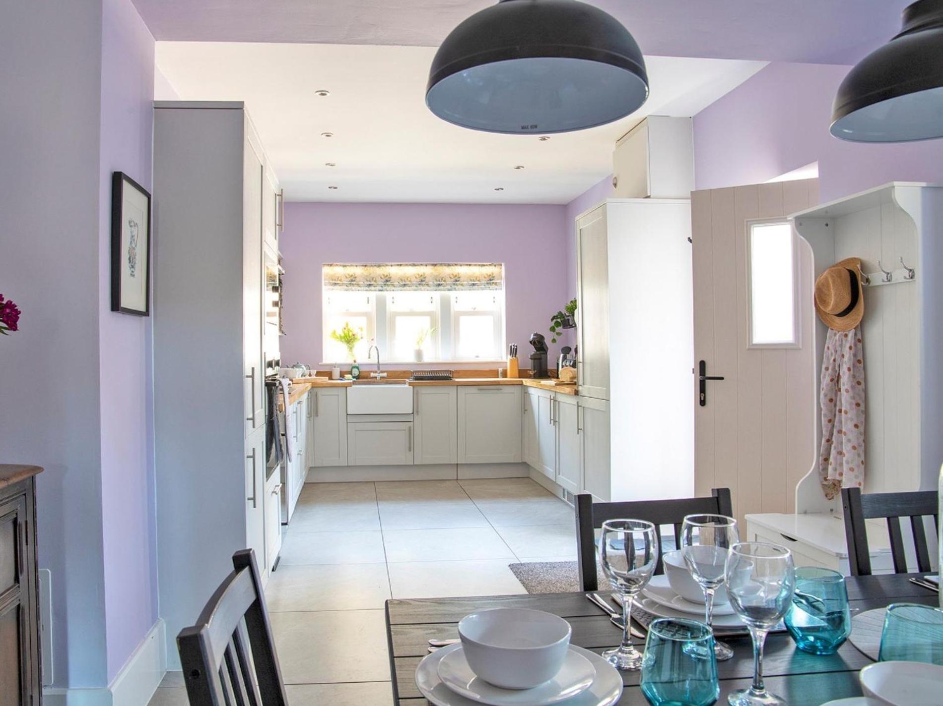 3 Bed In 90384