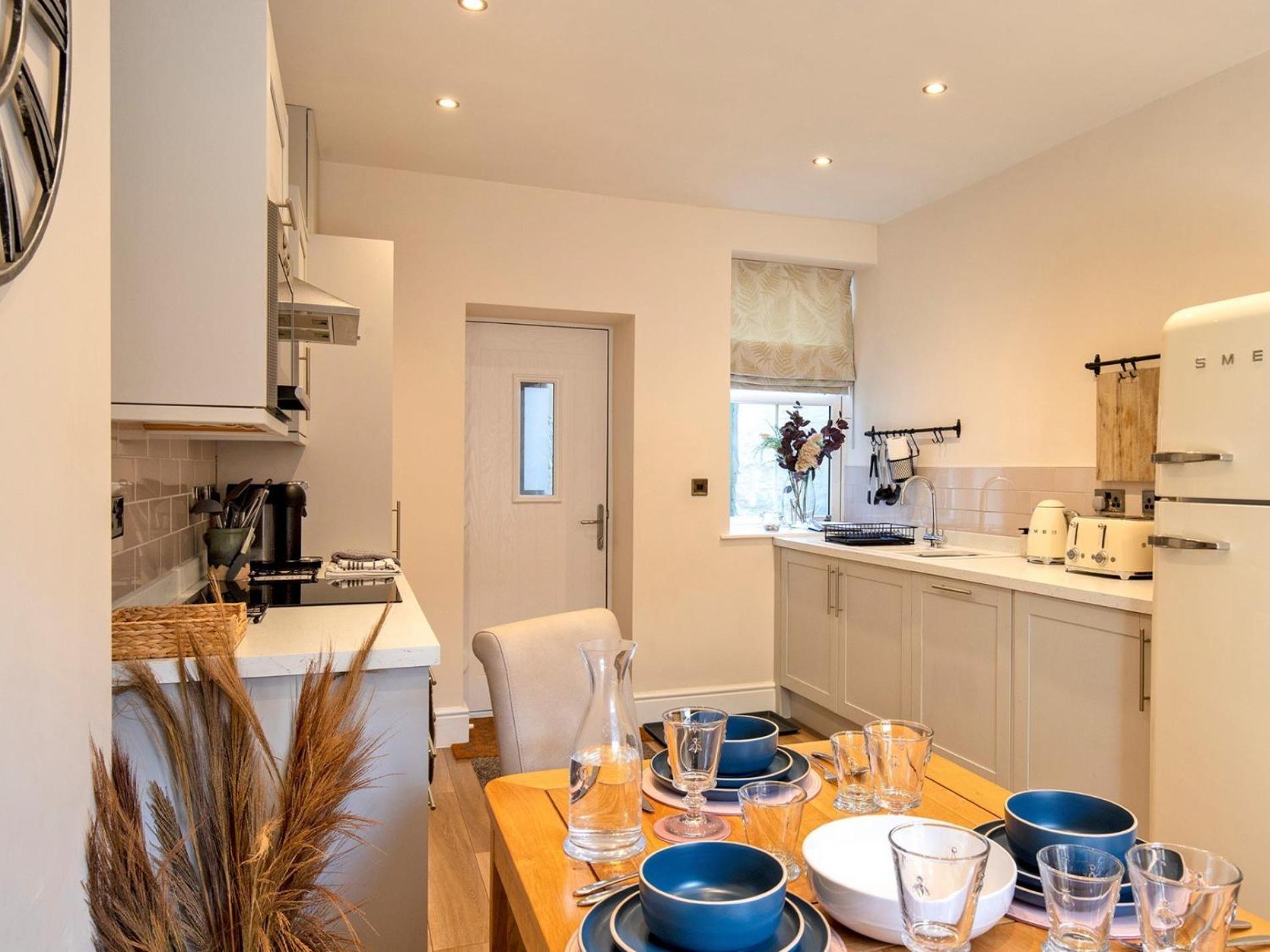 2 Bed In 90406 *